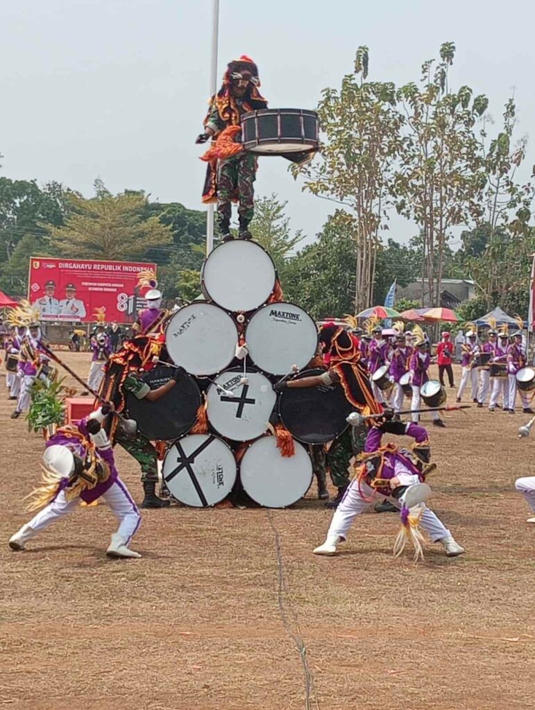 Group Dramband Bahana Gita Persada SMP Negeri 2 Sidoharjo Ambil Peran sebagai Korsik dalam Upacara HUT ke-81 Kemerdekaan RI Kecamatan Sidoharjo