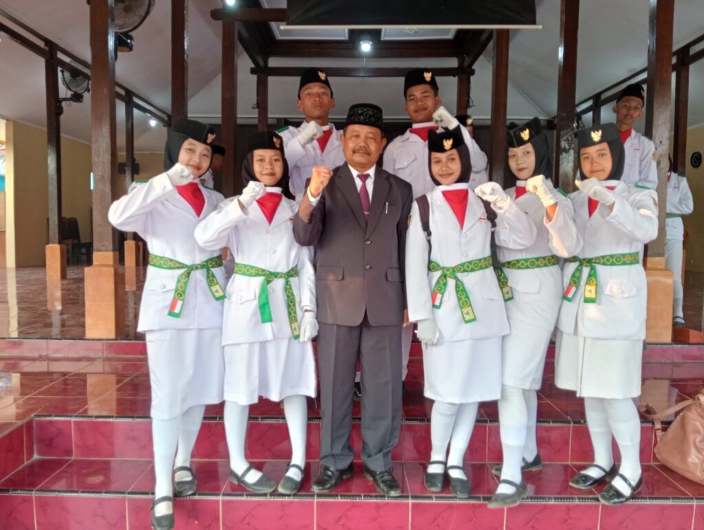Murid SMP Negeri 2 Sidoharjo Ambil Peran sebagai Paskibra dalam Upacara HUT ke-81 Kemerdekaan RI Kecamatan Sidoharjo